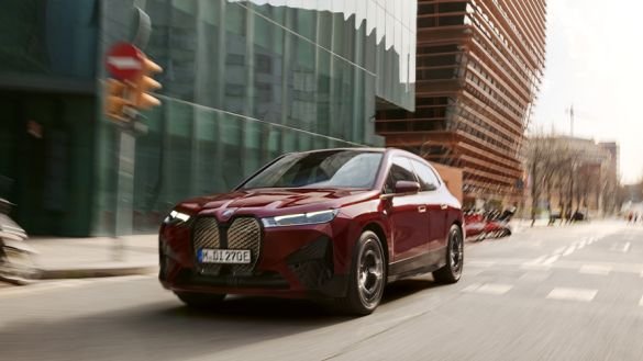 СИСТЕМЫ ПОМОЩИ ВОДИТЕЛЮ В BMW iX