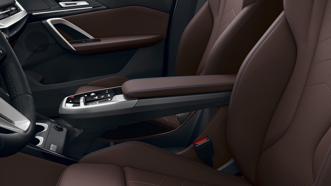 Приподнятая центральная консоль.