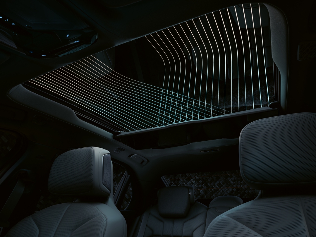 Панорамная стеклянная крыша Sky Lounge.