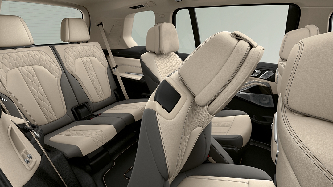 Просторная и комфортабельная задняя часть салона