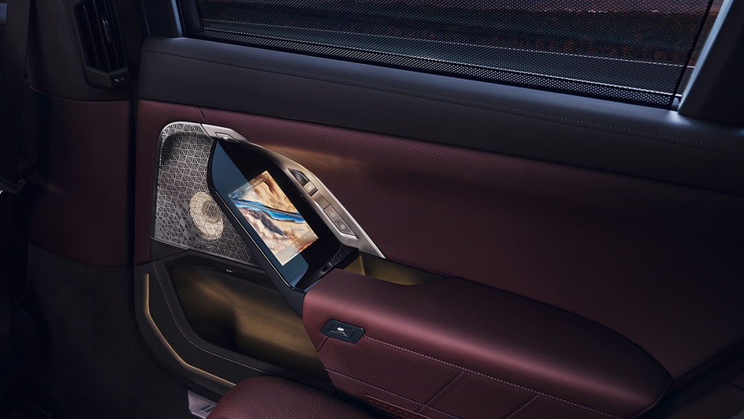 Задние двери с интегрированными сенсорными экранами.