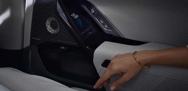 BMW 7 серия, Интуитивное сенсорное управление в дверях.