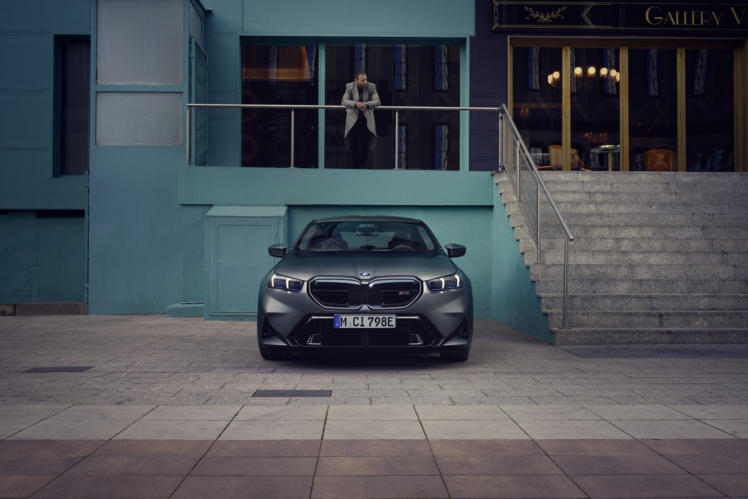 Ваш BMW самостоятельно паркуется и выезжает с парковочного места.